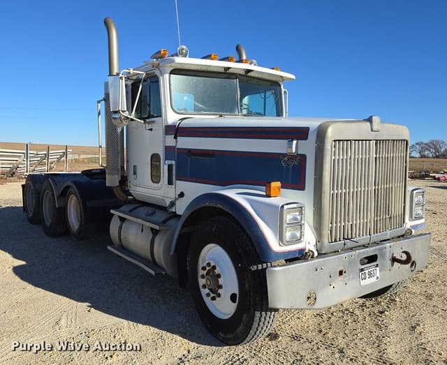 Image of International 9300 equipment image 2