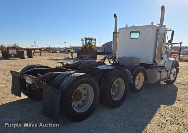 Image of International 9300 equipment image 4