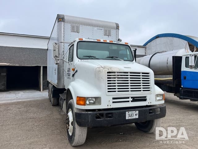 Image of International 8100 equipment image 3