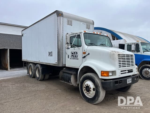 Image of International 8100 equipment image 4