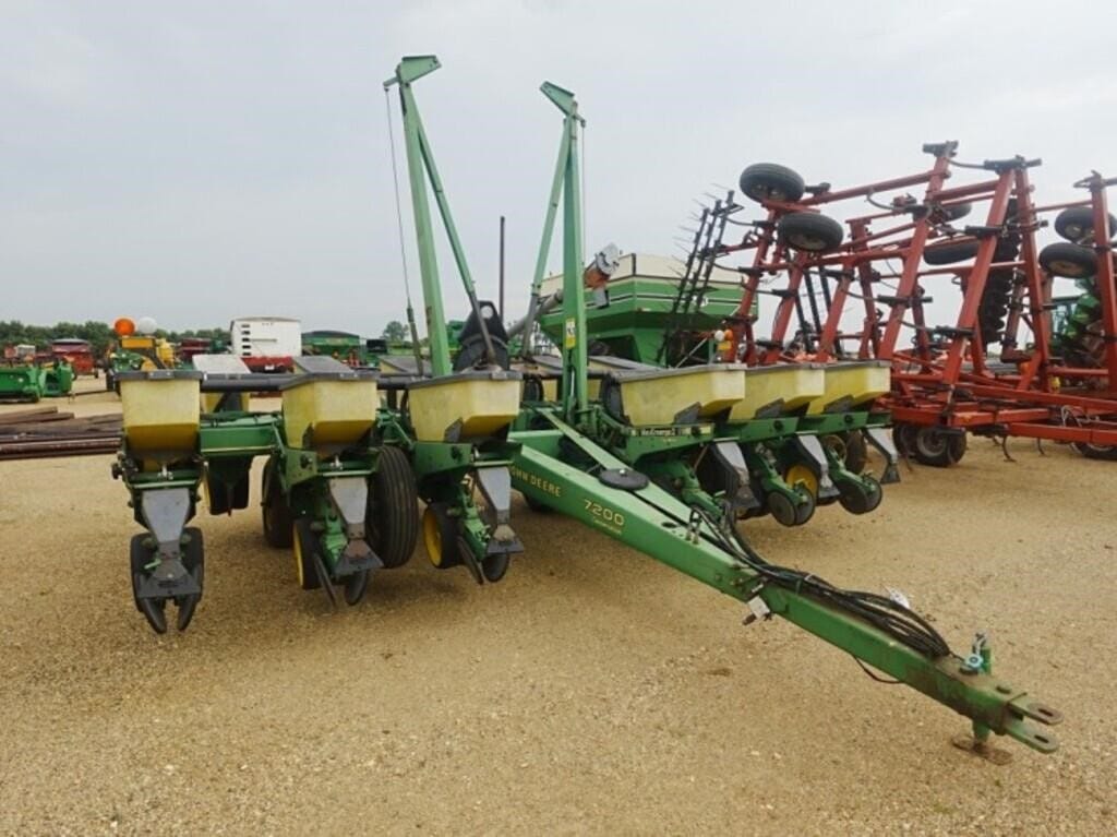 1994 John Deere 7200 Equipment Image0