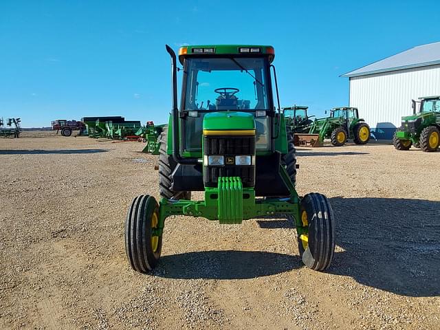 Image of John Deere 7200 equipment image 1