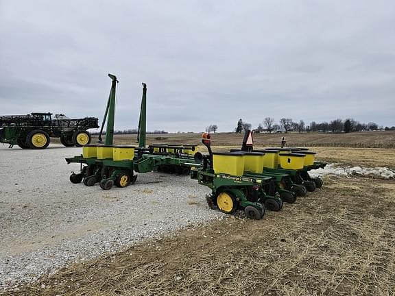 Image of John Deere 7200 equipment image 2