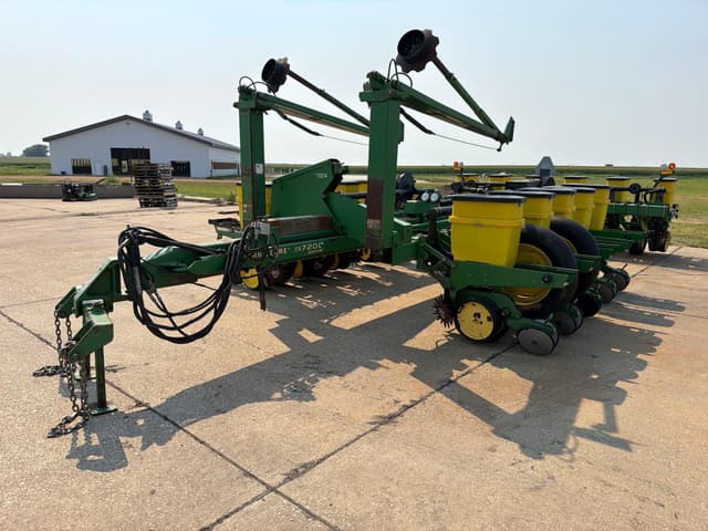Image of John Deere 7200 equipment image 2
