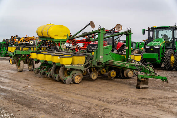 1994 John Deere 7200 Equipment Image0