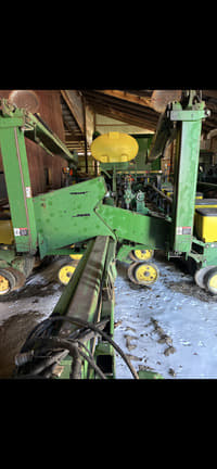 Image of John Deere 7200 equipment image 1