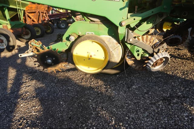 Image of John Deere 7200 equipment image 4