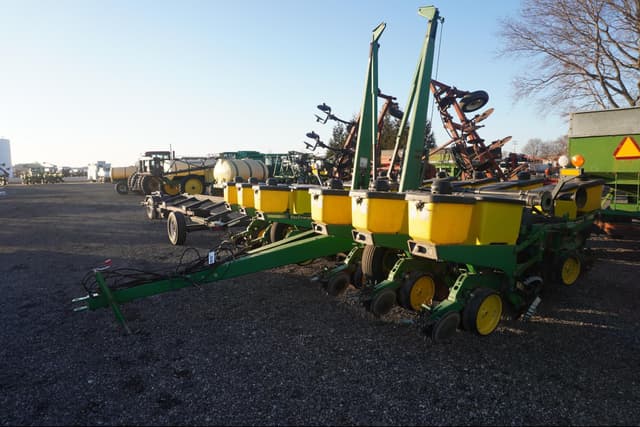 Image of John Deere 7200 equipment image 1
