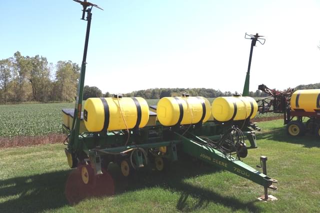 Image of John Deere 7200 equipment image 1