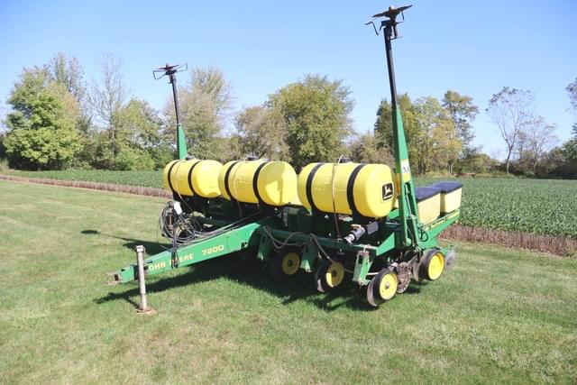 Image of John Deere 7200 equipment image 2