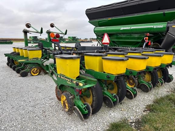 Image of John Deere 7200 equipment image 4