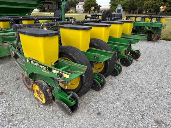 Image of John Deere 7200 equipment image 1