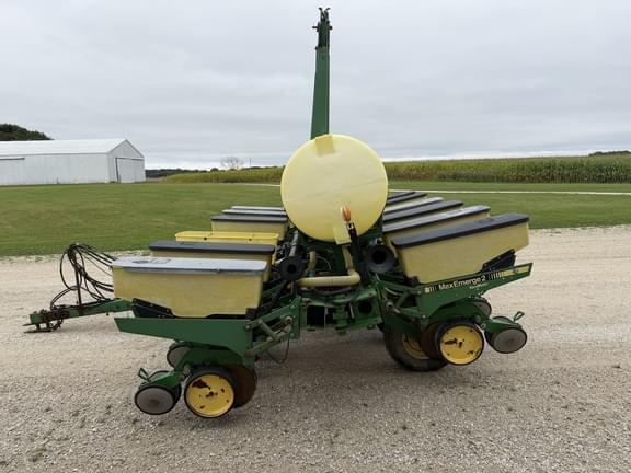 Image of John Deere 7200 equipment image 1