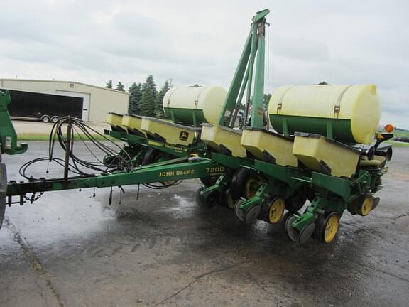 Image of John Deere 7200 equipment image 1