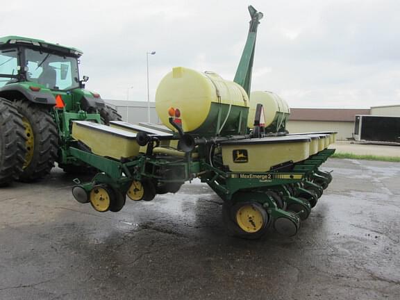 Image of John Deere 7200 equipment image 3
