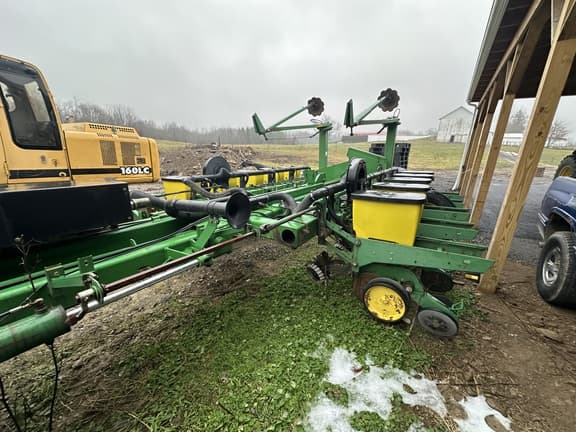 Image of John Deere 7200 equipment image 1