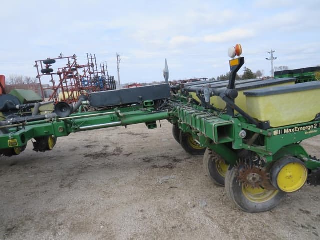 Image of John Deere 7200 equipment image 2