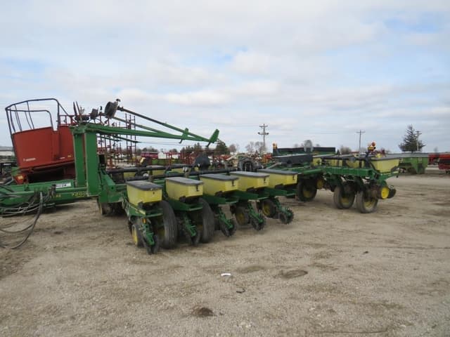 Image of John Deere 7200 equipment image 1