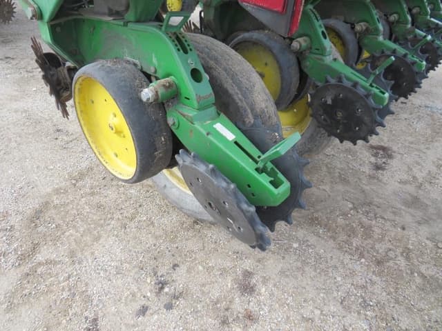 Image of John Deere 7200 equipment image 4