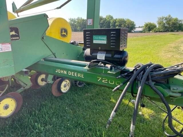 Image of John Deere 7200 equipment image 4