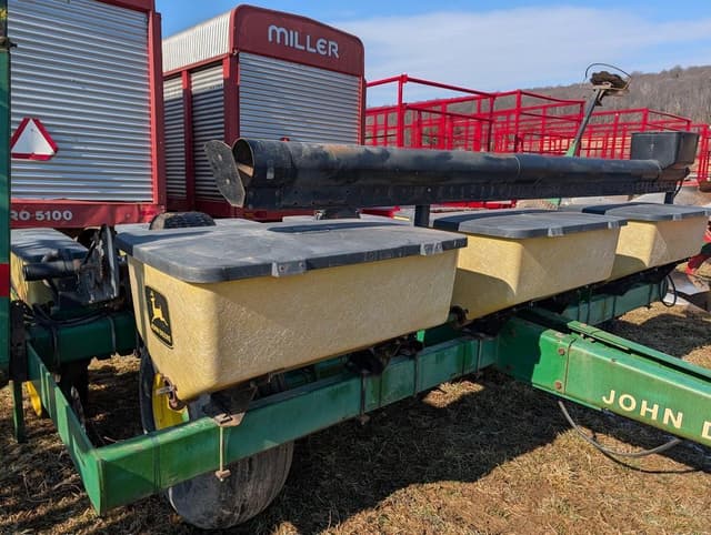 Image of John Deere 7240 equipment image 1