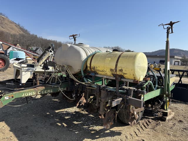 Image of John Deere 7240 equipment image 1