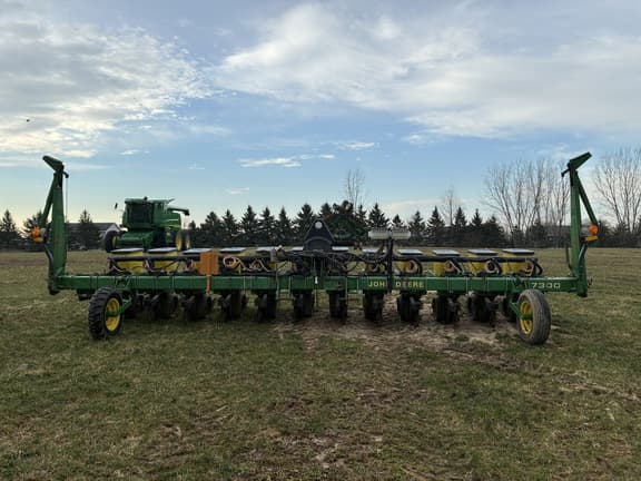 Image of John Deere 7300 equipment image 1