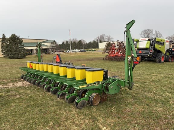 Image of John Deere 7300 equipment image 4