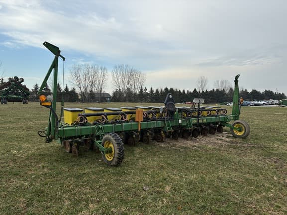 Image of John Deere 7300 equipment image 2