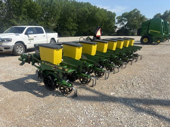 Image of John Deere 7300 equipment image 1