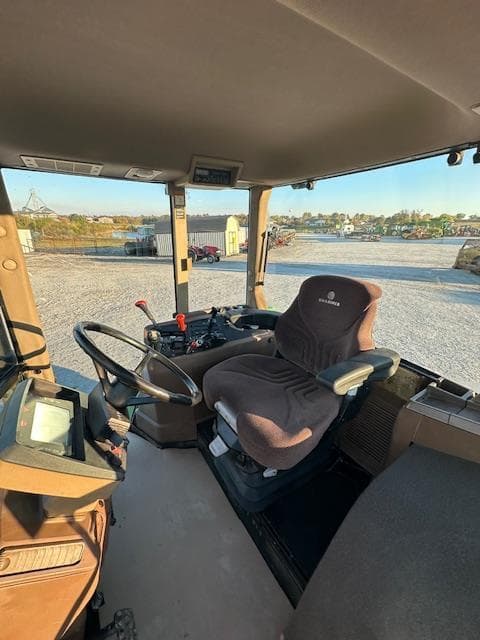 Image of John Deere 7400 equipment image 4