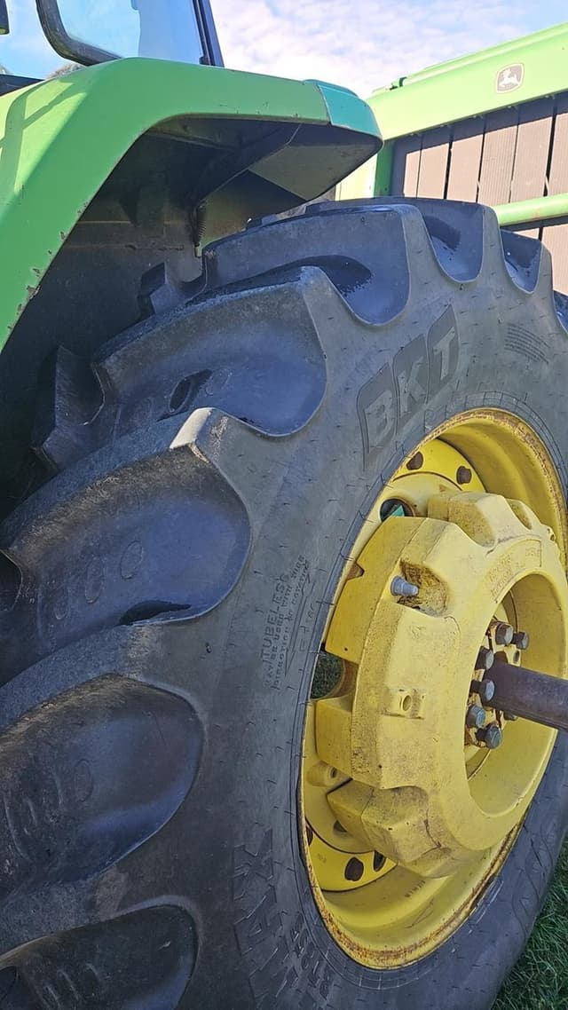 Image of John Deere 7400 equipment image 4