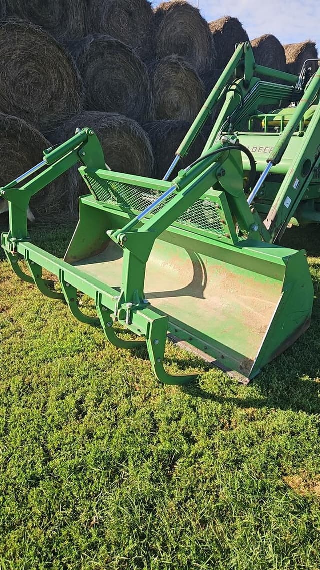 Image of John Deere 7400 equipment image 1