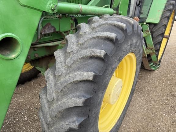 Image of John Deere 7400 equipment image 3