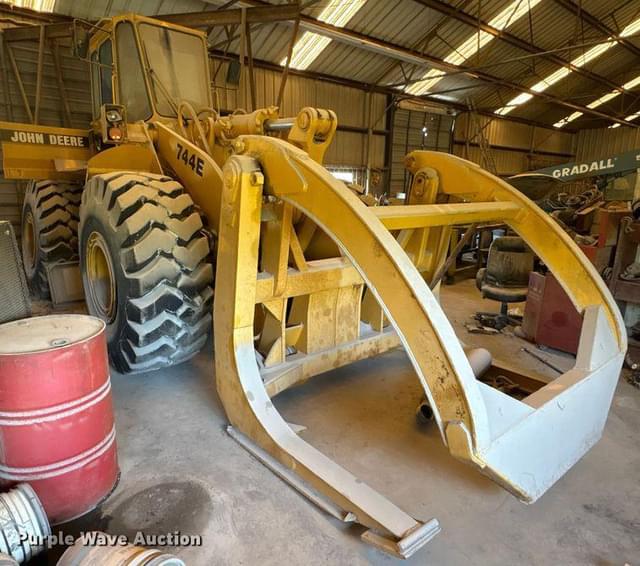 Image of John Deere 744E equipment image 3