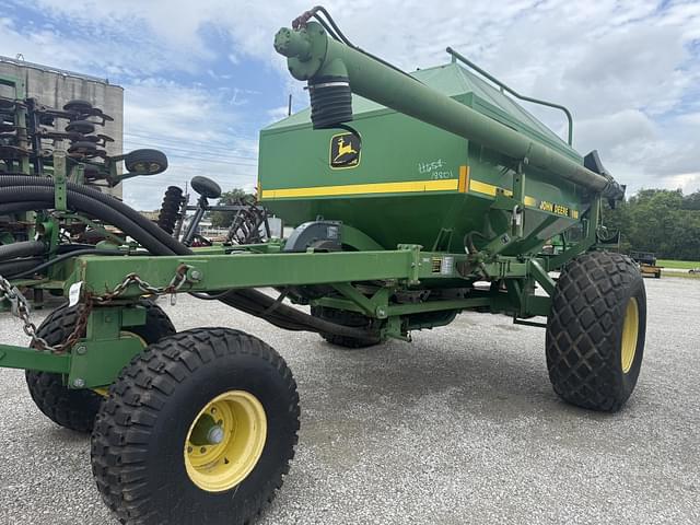Image of John Deere 787 equipment image 1