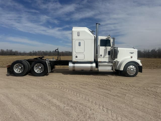 Image of Kenworth W900 equipment image 3