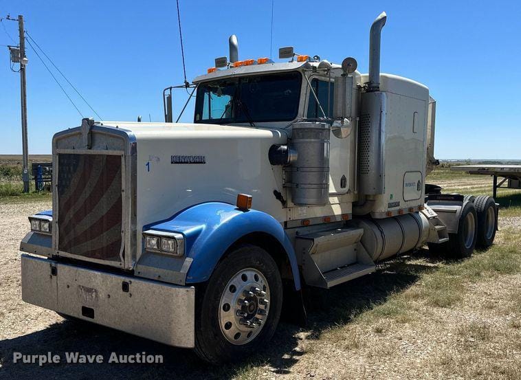 Main image Kenworth W900B