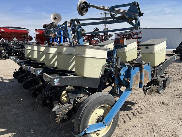 Image of Kinze 2200 equipment image 3