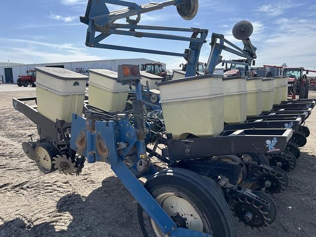 Image of Kinze 2200 equipment image 2