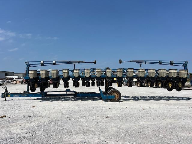 Image of Kinze 2300 equipment image 2