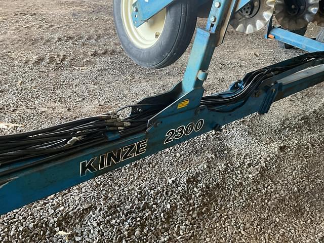 Image of Kinze 2300 equipment image 3