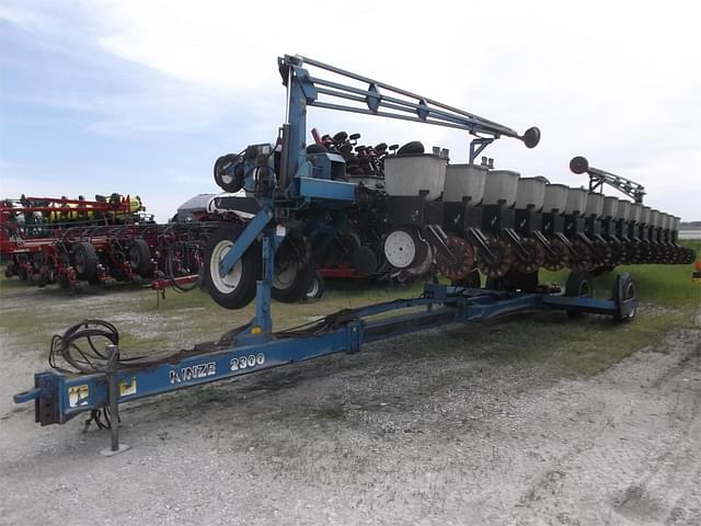 Image of Kinze 2300 equipment image 1