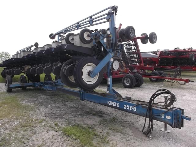 Image of Kinze 2300 equipment image 3