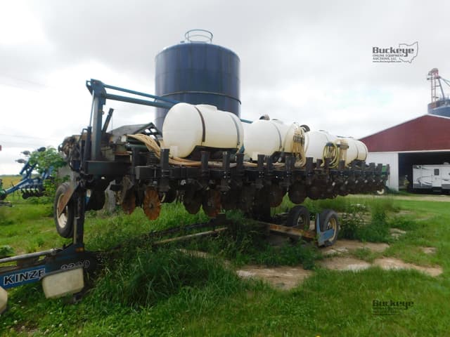 Image of Kinze 2300 equipment image 3