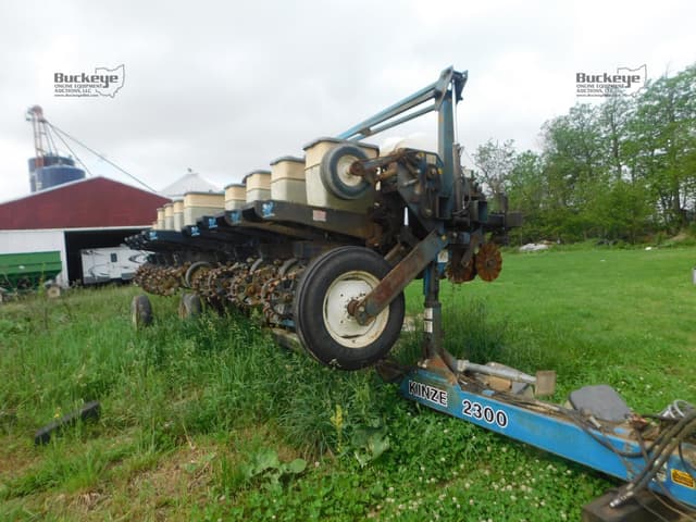 Image of Kinze 2300 equipment image 2