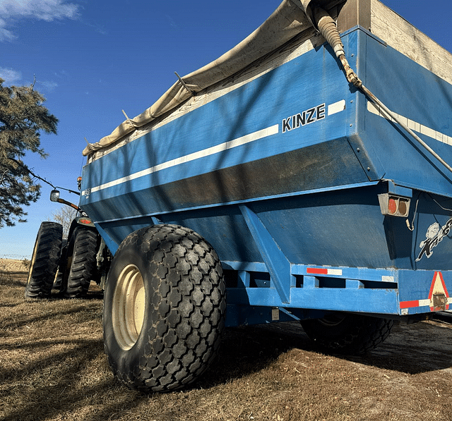 Image of Kinze 840 equipment image 2