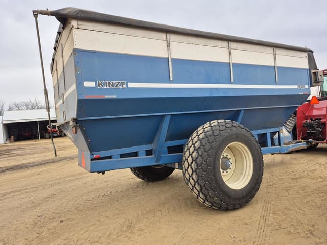 Image of Kinze 840 equipment image 2