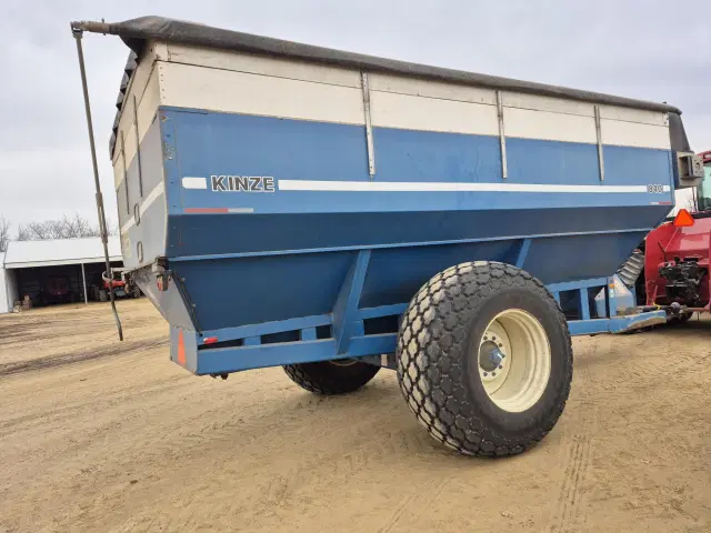 Image of Kinze 840 equipment image 2