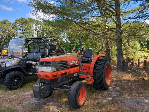 Image of Kubota L3300 equipment image 1